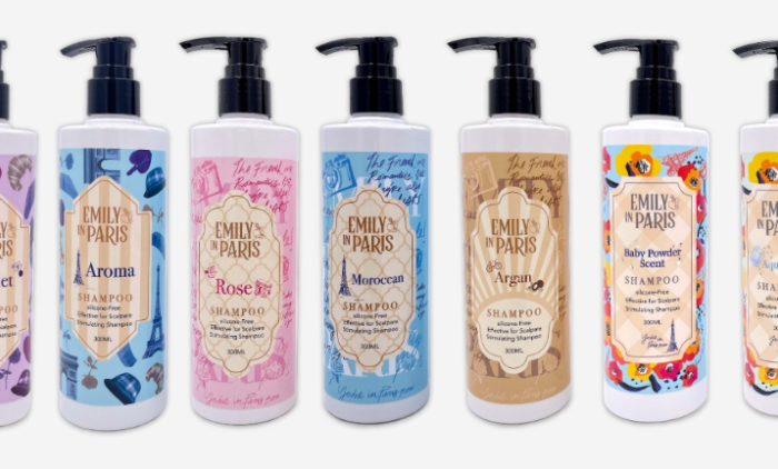 Emily in Paris美妝系列｜Emily in Paris洗髮液及護髮乳Emily in Paris洗髮及護髮液系列共有9款香調，不同香氣針對不同髮質需求，洗後頭髮柔順不打結。9款香氣包括：綠